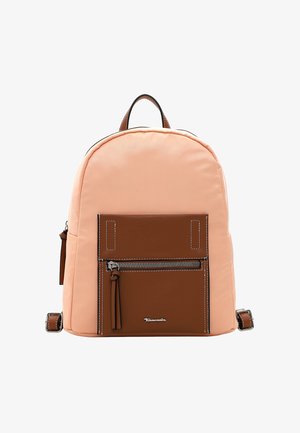 Sac à dos en nylon pêche avec poche avant en cuir marron, détails en zip et accents en cuir marron. Forme ronde et bretelles ajustables doubles.