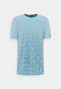 Vaaleansininen lyhythihainen t-paita, jossa on brändin nimen "Under Armour" tekstuurikuvio edessä ja kaulusmerkinnässä.