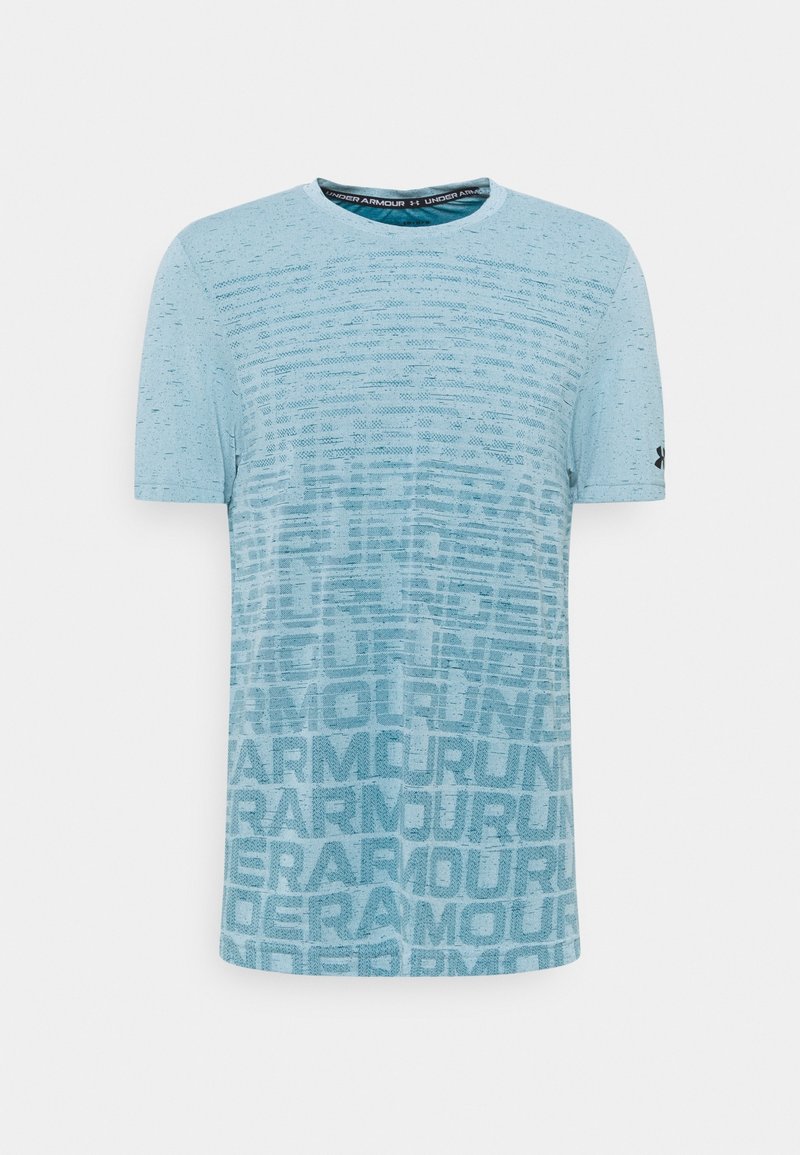 Vaaleansininen lyhythihainen t-paita, jossa on brändin nimen "Under Armour" tekstuurikuvio edessä ja kaulusmerkinnässä.