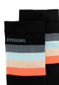 Sorte ribbede strømper med horisontale striber i grå, lyseblå, beige og koral. "ROSSIGNOL" er trykt i grå på kanten.
