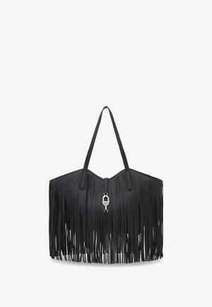 Sac cabas en cuir noir avec de longs détails à franges et une fermeture à boucle argentée, doté de deux bretelles pour les épaules.