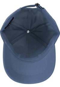 Cappellino da baseball blu con un tessuto testurizzato, una visiera arrotondata e un bottone sulla sommità, con un sudore interno visibile.