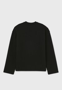 Sweat-shirt noir à manches longues avec col rond, vu de dos sur un fond gris clair uni.
