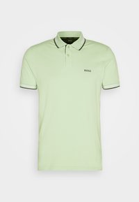 Chemise polo à manches courtes vert clair avec un col et des poignets rayés noir et blanc, patte de boutonnage à deux boutons, et logo "BOSS" sur la poitrine gauche.
