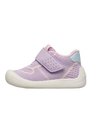 Baskets pour tout-petit violet clair avec tissu en mesh, semelle en caoutchouc blanche, doublure rose et large bride velcro perforée pour la fermeture.