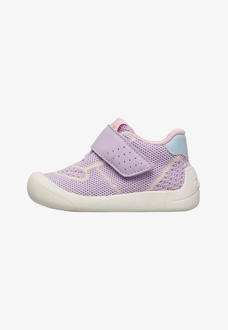 Baskets pour tout-petit violet clair avec tissu en mesh, semelle en caoutchouc blanche, doublure rose et large bride velcro perforée pour la fermeture.
