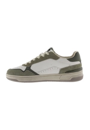 Niski sneakers z białej skóry z zielonymi nakładkami z zamszu, białymi sznurówkami i beżową gumową podeszwą, pokazany z boku na białym tle.