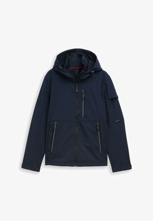 Marineblauwe softshelljas met capuchon, ritssluiting aan de voorkant en meerdere ritssluitingen aan zakken. Gladde textuur met naadaccenten en verstelbare elementen.