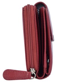 Portafoglio rosso con tessuto testurizzato e pelle liscia. Presenta un scomparto con zip e molteplici slot per carte. Design compatto.