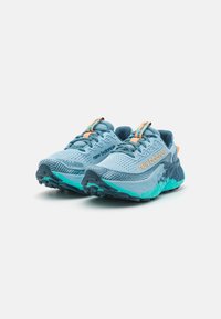 Lichtblauwe sportschoenen met een mesh bovenwerk, teal accenten en een tekstuurzool. Heeft een gevoerde kraag en contrasterende veters.