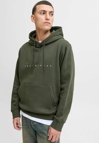 Olivgrüner Hoodie mit Kängurutasche, verstellbarem Kordelzug an der Kapuze und weißem Drucklogo. Sanfter Stoff mit gerippten Bündchen und Saum.