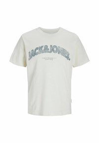 Kreminės spalvos medvilnės marškinėliai su trumpomis rankovėmis, kuriuose yra didelis mėlynas grafikos tekstas "JACK & JONES" ir mažesnis tekstas po juo.