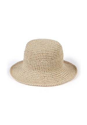 Beiger, geflochtener Strohhut mit breiter, leicht schlaffer Krempe und abgerundetem Kopfteil auf weißem Hintergrund.