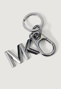Nøglebundt med metalbogstaverne "MK" i poleret kromfinish, fastgjort til en rund nøglering og en karabinclips i et slankt design.