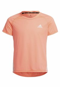 Camiseta deportiva de manga corta de Adidas en tono melocotón claro, con un tejido texturizado, cuello redondo y un logo blanco en el pecho.