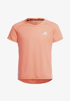Camiseta deportiva de manga corta de Adidas en tono melocotón claro, con un tejido texturizado, cuello redondo y un logo blanco en el pecho.