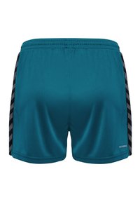 Tealfärgade sportshorts med slät textur, elastisk midjeresår och svarta randiga detaljer på sidorna. Logotyp visas på nedre högra sidan.