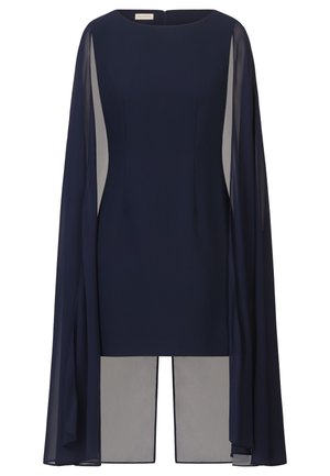 Navyblauwe jurk met een gestructureerde silhouet, voorzien van doorschijnende cape-mouwen en een contrasterend lichtgrijze paneel aan de zoom. Rits aan de achterkant.