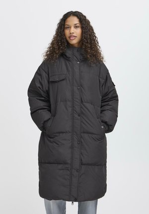 Schwarze, gepolsterte Jacke mit hohem Kragen, Frontknöpfen, seitlichen Taschen und gerippten Bündchen. Verfügt über ein lockeres Design und eine glatte Textur.