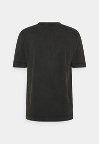 Korte mouwen, ronde hals t-shirt in donkergrijs. Zachte, gladde stof met een relaxte pasvorm en een nette zoom. Geen patronen of versieringen.