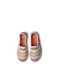 Zapatos infantiles tejidos de colores que presentan una mezcla de hilos en rosa, verde, azul y blanco, con un borde beige y una suela texturizada y flexible.