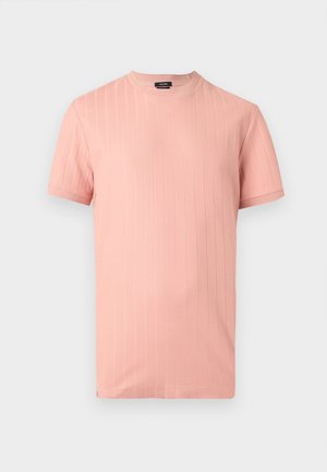 Męski jasnoróżowy, krótkorękawowy, dziany t-shirt z pionową prążkowaną strukturą i okrągłym dekoltem na jasnym, jednolitym tle.