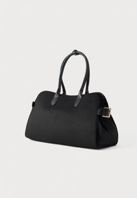 Crna torba napravljena od glatke tkanine s strukturiranim oblikom, s dupla kožna ručka i zlatni akcent u obliku kopče sa strane.