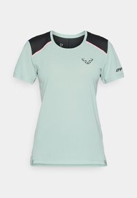 Lysegrønn kortermet treningsskjorte med svarte skuldre, rosa detaljer, ventilerte sider, og en svart logo på brystet og ermet.