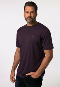 Lilla T-shirt med korte ærmer lavet af blødt stof, med et diskret præg af "JP" logoet på brystet, stylet med en klassisk rund halsudskæring.