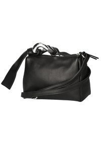 Bolso de mano de cuero negro con un diseño estructurado, que presenta un Acabado de hardware plateado y una correa ajustable. Textura suave, forma rectangular.