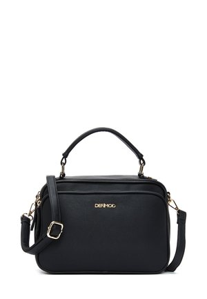 Bolso de mano de cuero negro con una forma estructurada. Cuenta con un asa superior, correa de hombro ajustable, herrajes dorados y logotipo en relieve.