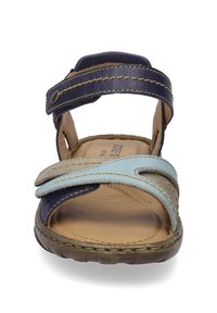 Kožené sandály s modrými a námořnickými popruhy, se strukturovanou stélkou a nastavitelným řemínkem kolem kotníku. Kulatá špička a odolná gumová podrážka.
