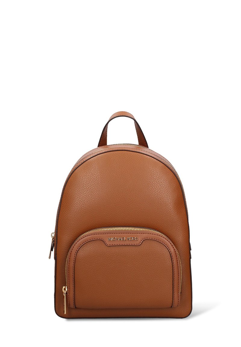 Zaino in pelle marrone con design arrotondato, finitura testurizzata, manico superiore e tasca frontale con cerniera e dettagli in oro.