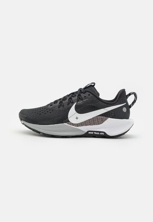 Sort-hvide Nike Trail ATC løbesko med mesh-overdel, snørelukning, hvid swoosh og tekstureret sål til trailløb.