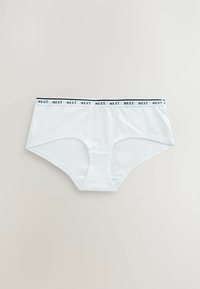 Witte katoenen hipsterondergoed met een zwarte elastische tailleband waarop herhaaldelijk "NEXT" is gedrukt. Gladde textuur, standaard snit.