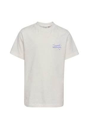 Weißes T-Shirt mit kurzen Ärmeln, oben links auf der Brust mit kleinem blauem Text und Stern-Designs, auf denen "hummel Save The Game" steht.