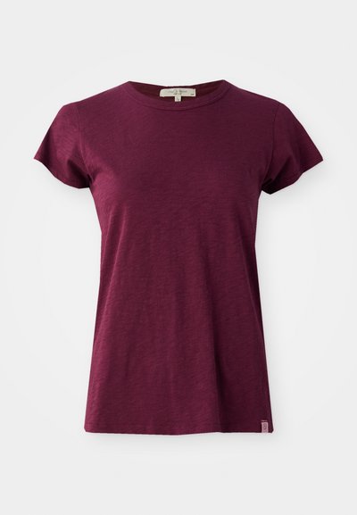 Kurzärmliges T-Shirt mit Rundhalsausschnitt in dunklem Burgunderrot, aus leichtem Stoff gefertigt, mit geradem Saum und einem kleinen Logozettel an der Seite.