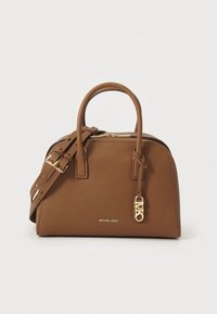 Bolso de mano de cuero marrón de Michael Kors con asas dobles en la parte superior, correa de hombro ajustable, cremallera dorada y charm MK en la parte frontal sobre un fondo liso.