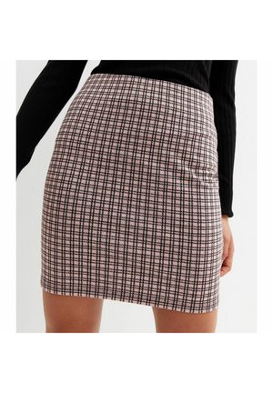 Falda corta a cuadros rosa con líneas negras, con un diseño ajustado y textura suave. Detalle de bolsillo lateral visible en el lado izquierdo.