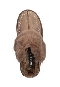 Bruine instapslipper met een nepbontmanchet, zachte binnenvoering en decoratieve witte stiksels langs de naad. Maat 37 label zichtbaar.