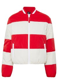 Giacca bomber a righe rosse e bianche con zip frontale, colletto a coste e polsi elasticizzati. Presenta tasche frontali e un tessuto leggero e testurizzato.