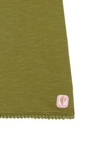 Olivgrüner Stoff mit strukturierter Oberfläche, verziert mit einem Spitzensaum und einem rosa Logo-Patch, das einen Kaktus darstellt.