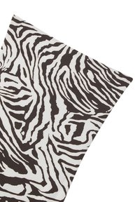 Tessuto con stampa a strisce zebra caratterizzato da audaci strisce nere e bianche di larghezze variabili, con una superficie liscia e un design elegante.