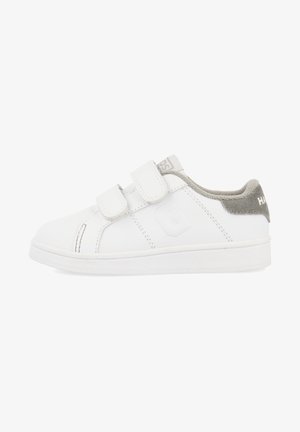 Zapatilla blanca con acentos de gamuza gris, dos correas de Velcro, parte superior sintética suave, punta redondeada y suela de goma texturizada. Diseño plano.