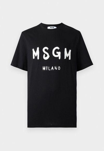 Črna bombažna majica s kratkimi rokavi, ki ima drzna bela besedila "MSGM MILANO." Okrugli izrez, gladka struktura in sproščen kroj.