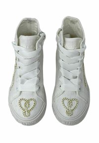 Sneakers alte bianche in canvas, caratterizzate da una superficie testurizzata, lacci a nastro e un design decorativo a forma di cuore metallico sulla punta.