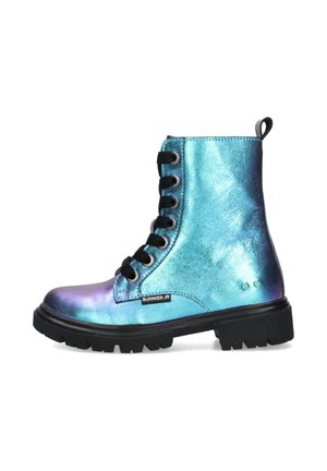 Iriserende enkellaarsjes met een metallic blauw-groene afwerking, voorzien van zwarte veters, een robuuste zwarte zool en een treklus aan de achterkant.