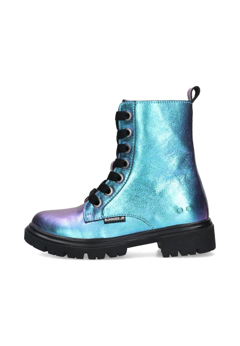Iriserende enkellaarsjes met een metallic blauw-groene afwerking, voorzien van zwarte veters, een robuuste zwarte zool en een treklus aan de achterkant.