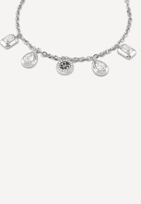 Collana d'argento con cinque pendenti: una pietra tonda con accenti, una goccia, un rettangolare e due pietre quadrate, tutte con superfici sfaccettate.
