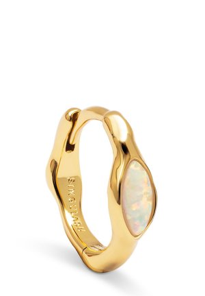 Bague plaquée or avec un design ondulé, ornée d'une incrustation en opale ovale. Texture lisse et polie avec une finition réfléchissante et durable.
